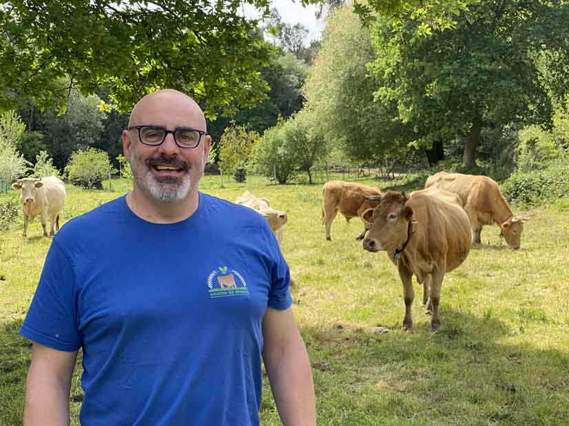 Hugo Mart&iacute;nez impulsa en Tomi&ntilde;o una ganader&iacute;a extensiva que recupera tierras abandonadas, apuesta por la rubia gallega y acerca carne de calidad al consumidor.